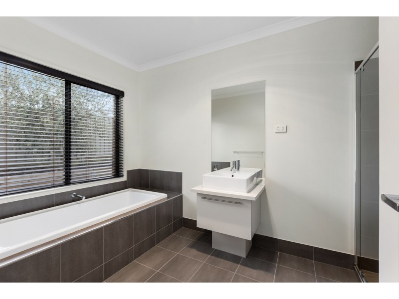 9 Poorinda Crescent, Kangaroo Flat VIC 3555