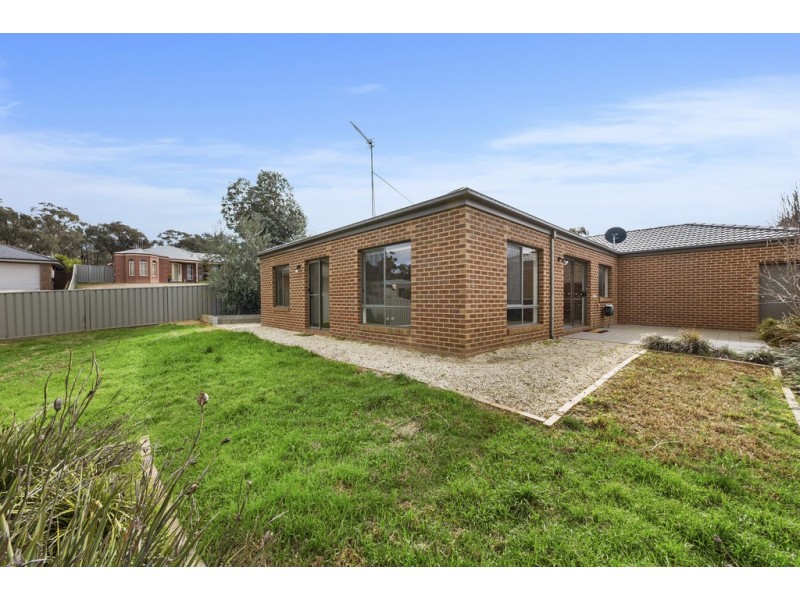 9 Poorinda Crescent, Kangaroo Flat VIC 3555