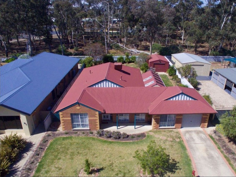 5 Peace St, Kangaroo Flat VIC 3555