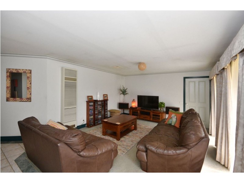 5 Peace St, Kangaroo Flat VIC 3555