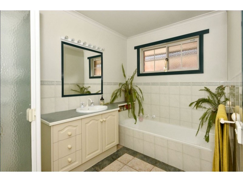 5 Peace St, Kangaroo Flat VIC 3555
