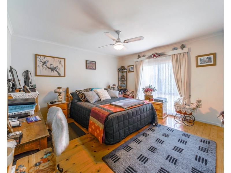 10 Dean Street, Long Gully VIC 3550