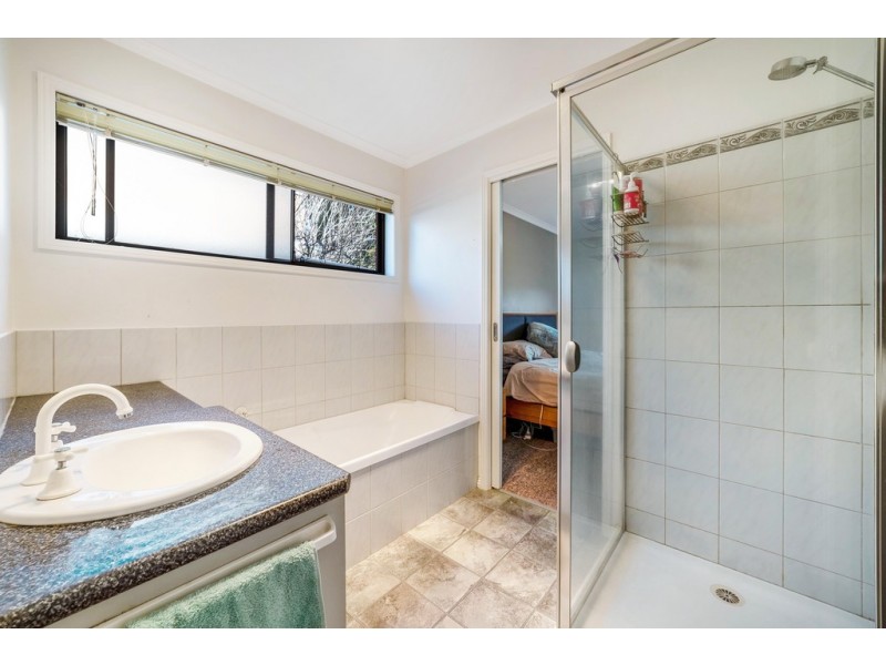 11 Goodenia Avenue, Kangaroo Flat VIC 3555