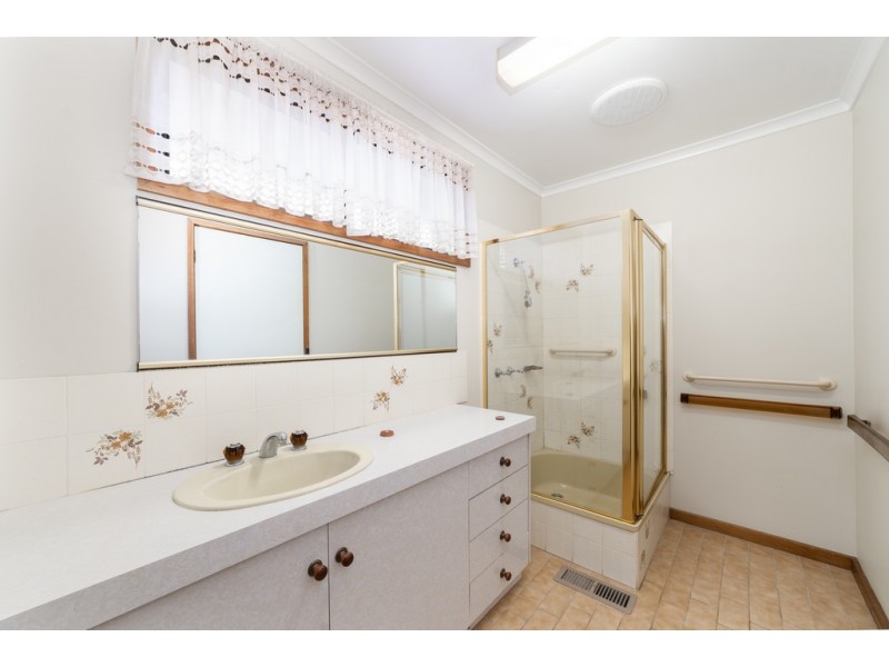 16 Ridgeway Crescent, Kennington VIC 3550