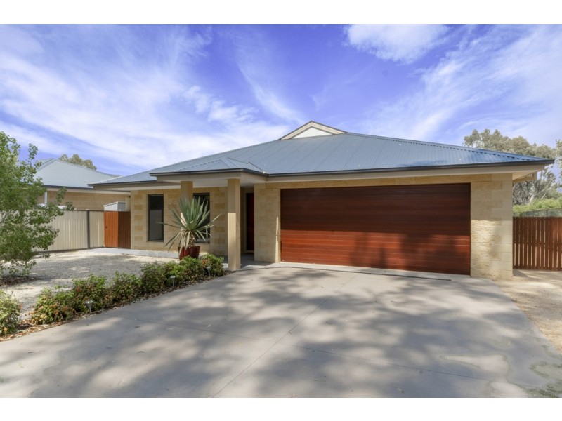 29 Scullys Lane, Heathcote VIC 3523