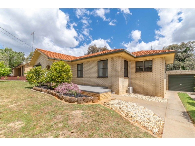 8 Button Street, Strathdale VIC 3550