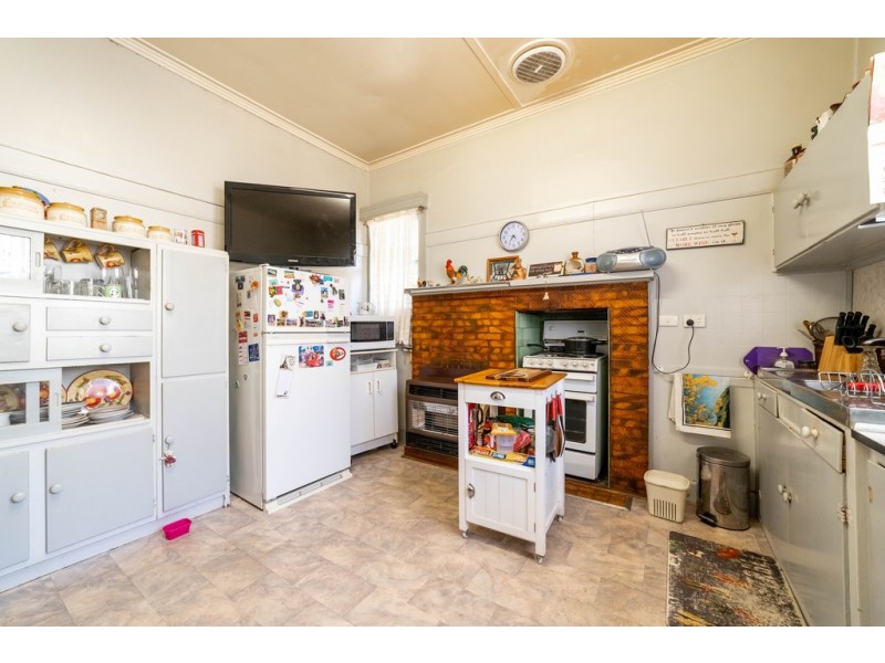 11 Nish Street, Flora Hill VIC 3550