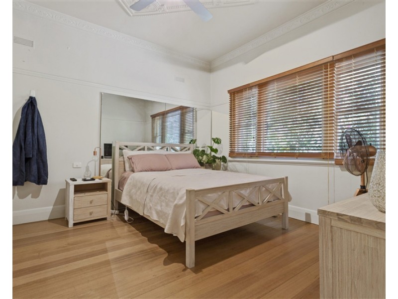16 Rodney Street, Quarry Hill VIC 3550