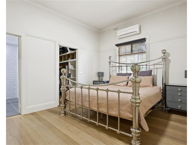 16 Rodney Street, Quarry Hill VIC 3550