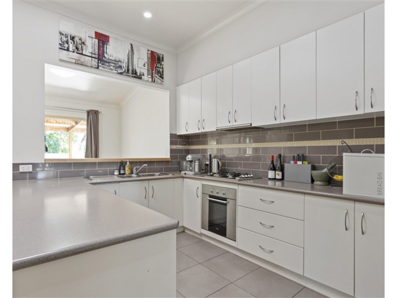 16 Rodney Street, Quarry Hill VIC 3550