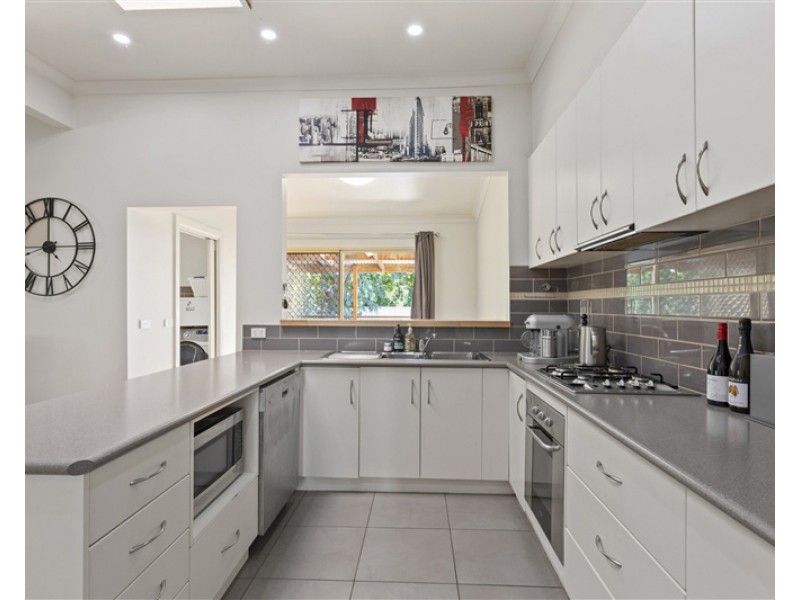 16 Rodney Street, Quarry Hill VIC 3550