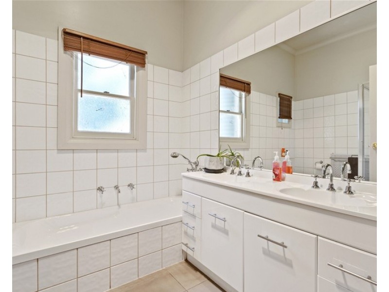 16 Rodney Street, Quarry Hill VIC 3550