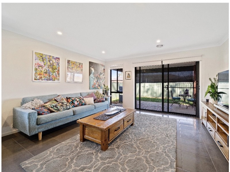 22 Clarcoll Crescent South, Kangaroo Flat VIC 3555