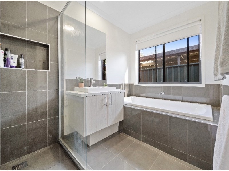 22 Clarcoll Crescent South, Kangaroo Flat VIC 3555