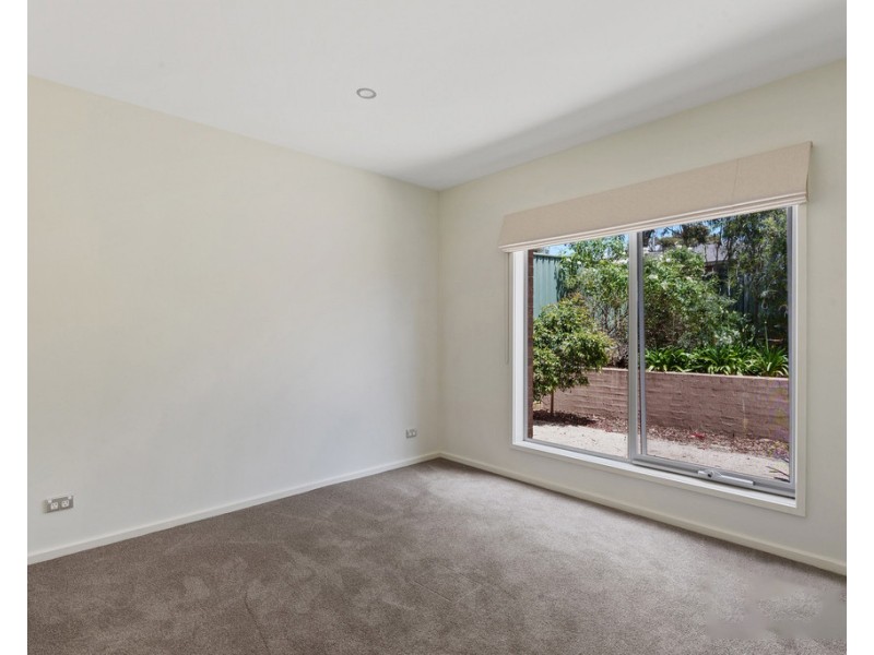 4/7A Curtin Street, Kennington VIC 3550