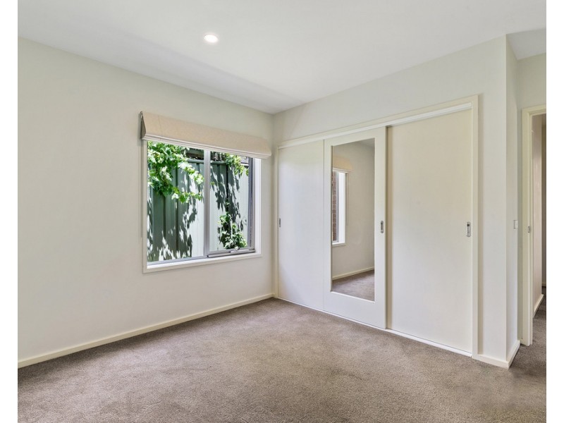 4/7A Curtin Street, Kennington VIC 3550