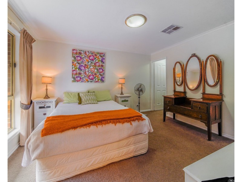 2/9 Sovereign Gardens, Kangaroo Flat VIC 3555