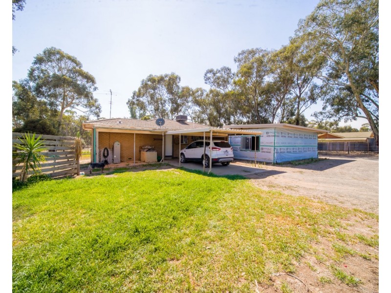 60 Golf Course Road, Ascot VIC 3364