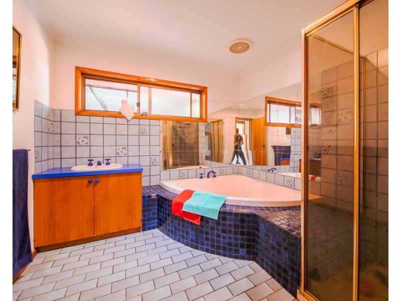 18 Bolton Drive, Kennington VIC 3550