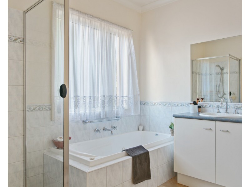 4 Miranda Close, Strathdale VIC 3550