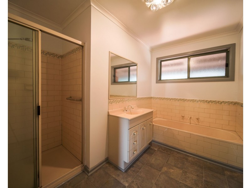 10 Dean Street, Long Gully VIC 3550