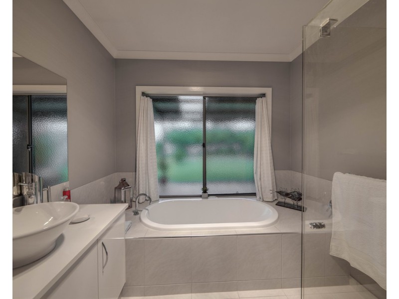 4 Oneill Court, Epsom VIC 3551