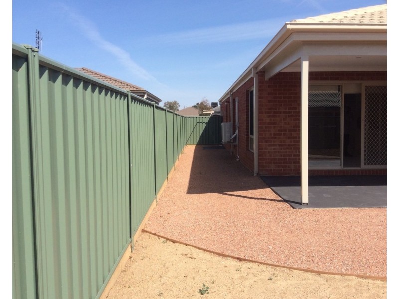 11 Caulfield Drive, Epsom VIC 3551