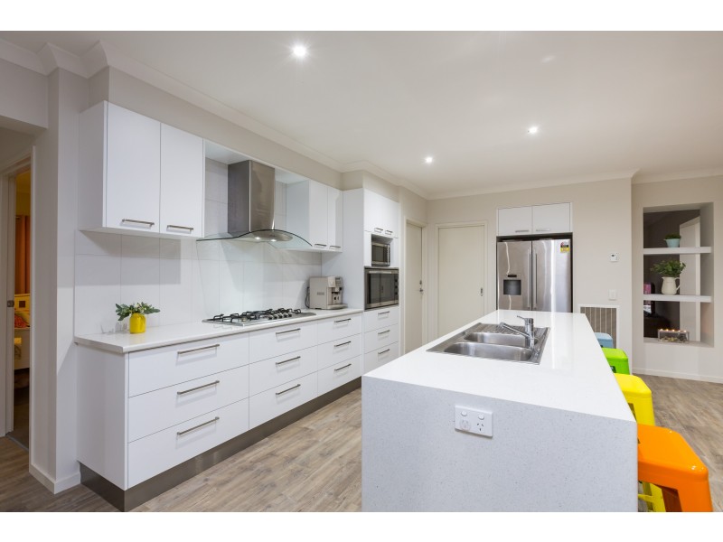 2 Aurora Place, Epsom VIC 3551