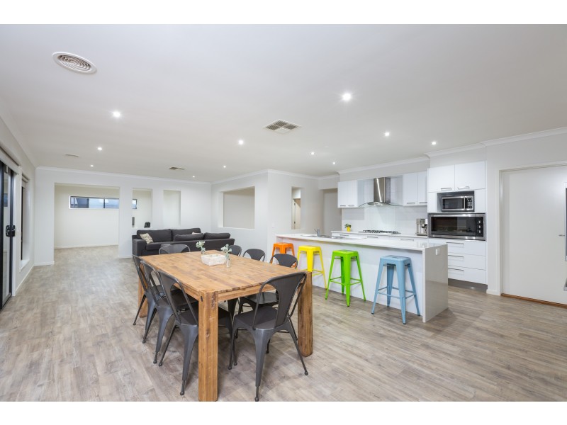 2 Aurora Place, Epsom VIC 3551