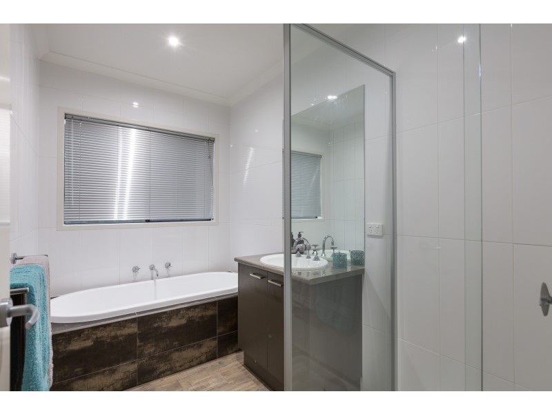 2 Aurora Place, Epsom VIC 3551