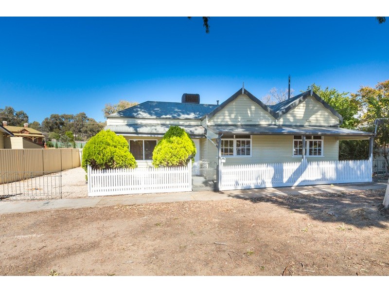 38 Peel Street, Quarry Hill VIC 3550