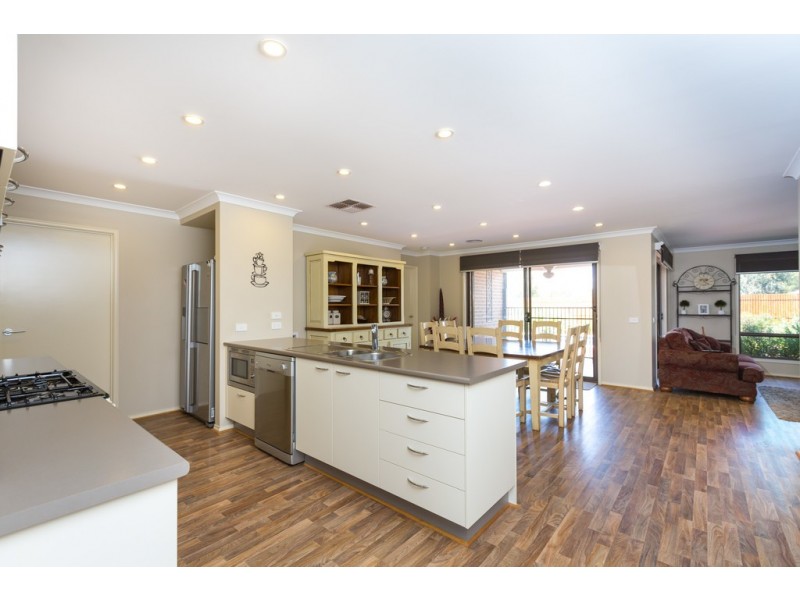 14 Marita Drive, Maiden Gully VIC 3551