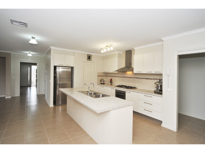 11 Bettys Avenue, Junortoun VIC 3551