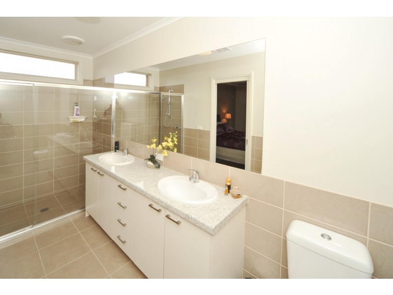 11 Bettys Avenue, Junortoun VIC 3551