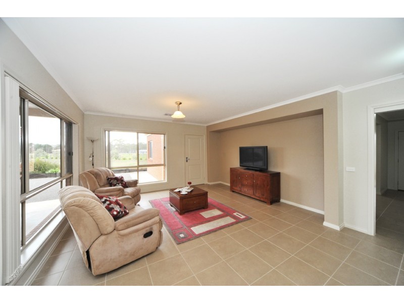 11 Bettys Avenue, Junortoun VIC 3551