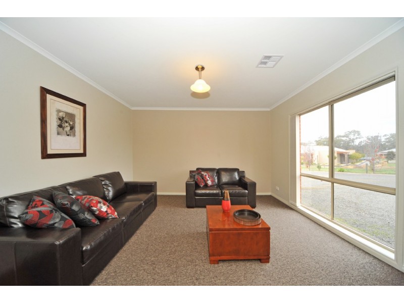 11 Bettys Avenue, Junortoun VIC 3551