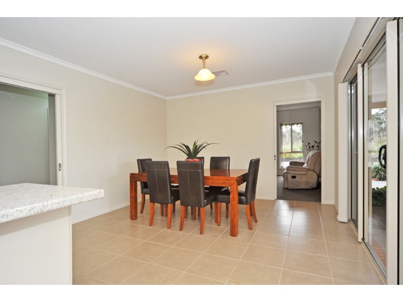 11 Bettys Avenue, Junortoun VIC 3551