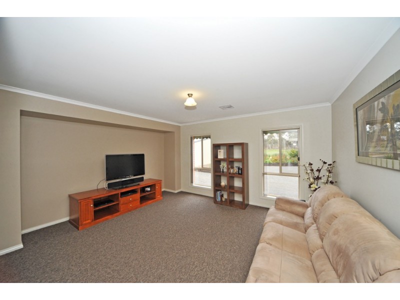 11 Bettys Avenue, Junortoun VIC 3551