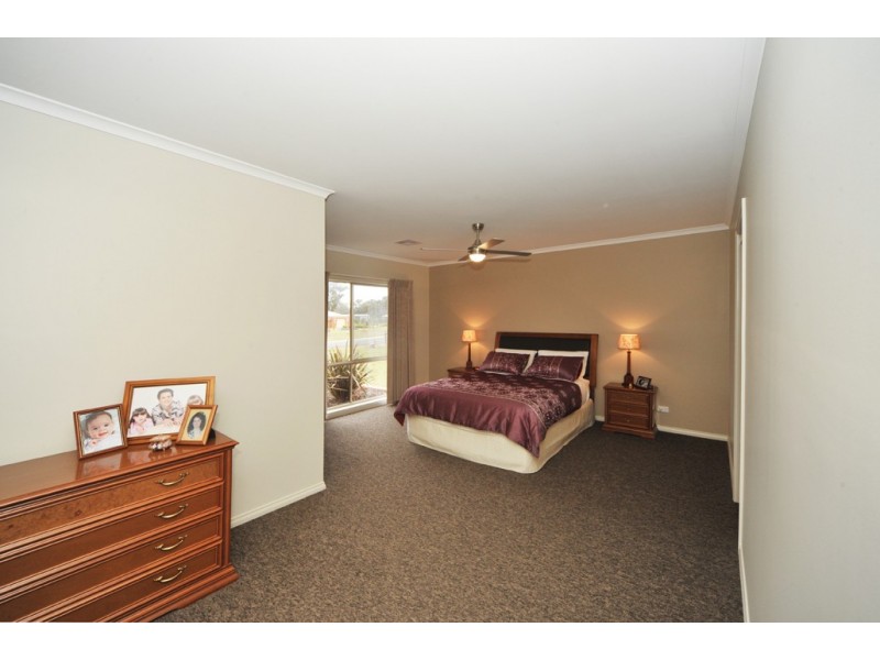 11 Bettys Avenue, Junortoun VIC 3551