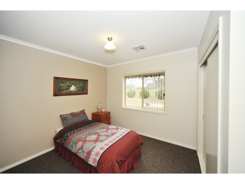 11 Bettys Avenue, Junortoun VIC 3551