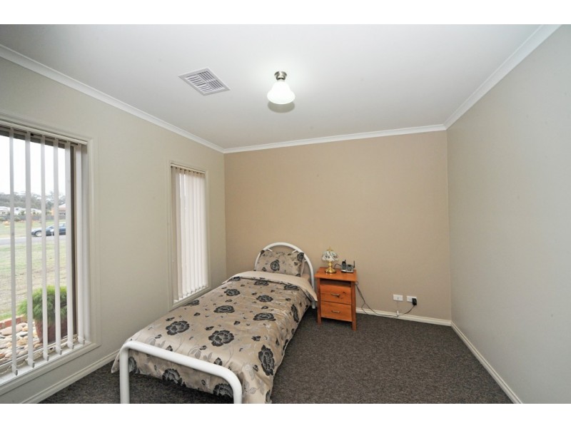 11 Bettys Avenue, Junortoun VIC 3551