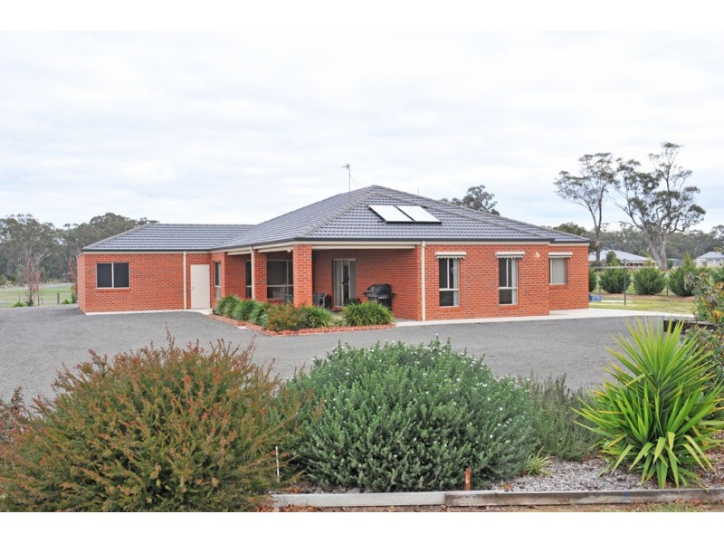 11 Bettys Avenue, Junortoun VIC 3551