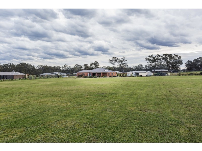 11 Bettys Avenue, Junortoun VIC 3551