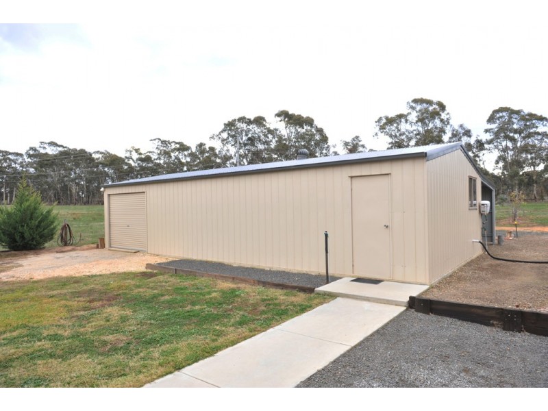 11 Bettys Avenue, Junortoun VIC 3551