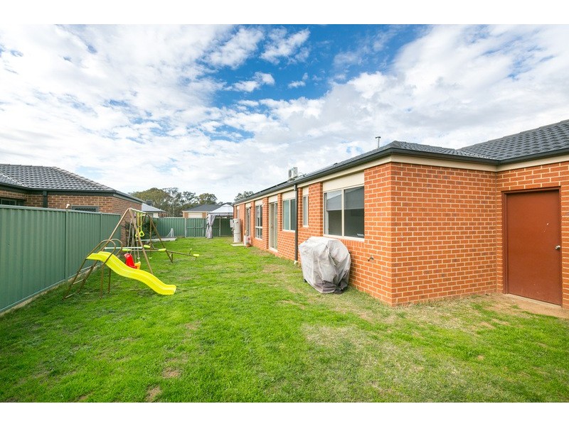 1 Triplett Avenue, Ascot VIC 3551