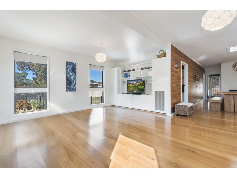 15 Nabilla Crescent, Strathdale VIC 3550