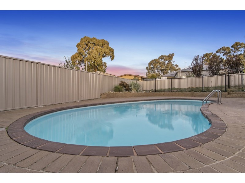 15 Nabilla Crescent, Strathdale VIC 3550