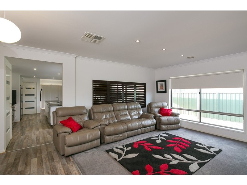 2 Flemington Place, Ascot VIC 3551