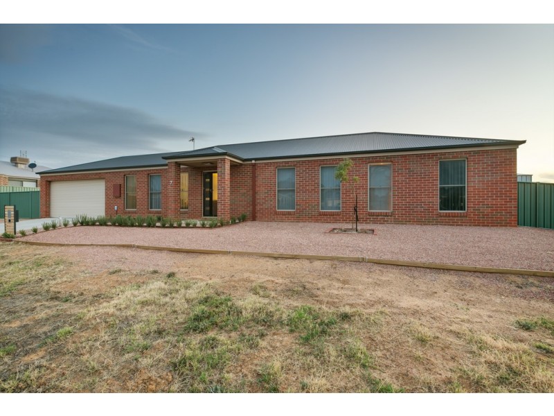 7 St James Wood Drive, North Bendigo VIC 3550