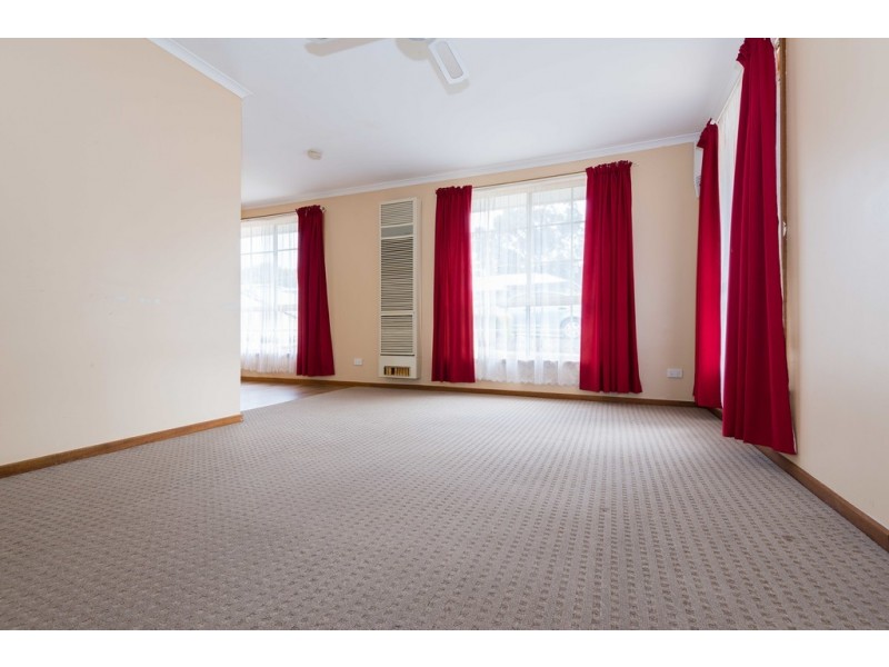 16 Lukin Crescent, Kangaroo Flat VIC 3555